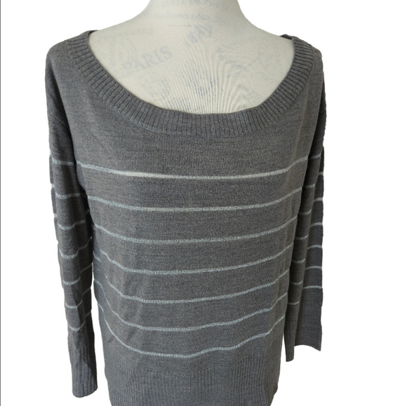 💕NWOT Soho new york top gray with silver mettalic striped size small - Picture 2 of 9
